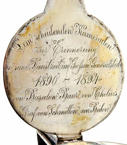 Detailabbildung: Glaskaraffe mit dem Wappen der Familie v. Brockhausen