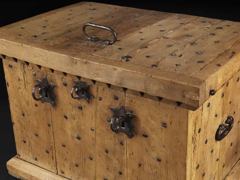 Detailabbildung: Seltene Holzkassettentruhe