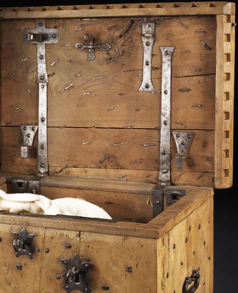 Detailabbildung: Seltene Holzkassettentruhe