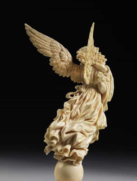 Detailabbildung: Elfenbein-Schnitzfigur eines Schutzengels
