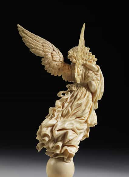 Detailabbildung: Elfenbein-Schnitzfigur eines Schutzengels