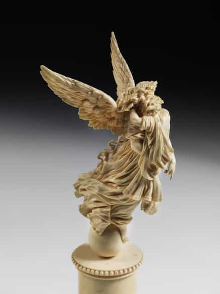 Detailabbildung: Elfenbein-Schnitzfigur eines Schutzengels
