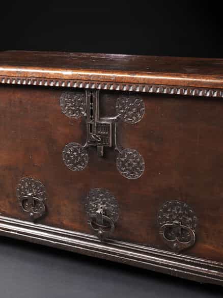 Detailabbildung: Seltene, spätgotische Nussbaumtruhe