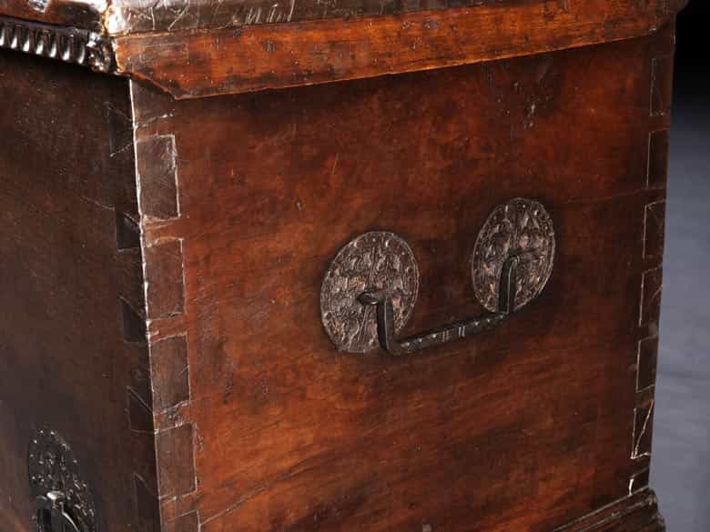 Detailabbildung: Seltene, spätgotische Nussbaumtruhe