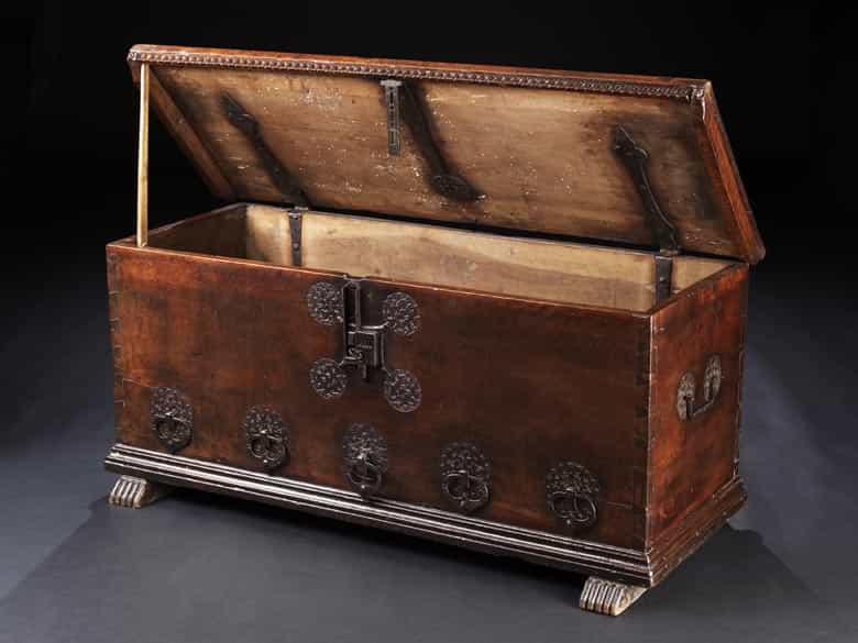 Detailabbildung: Seltene, spätgotische Nussbaumtruhe