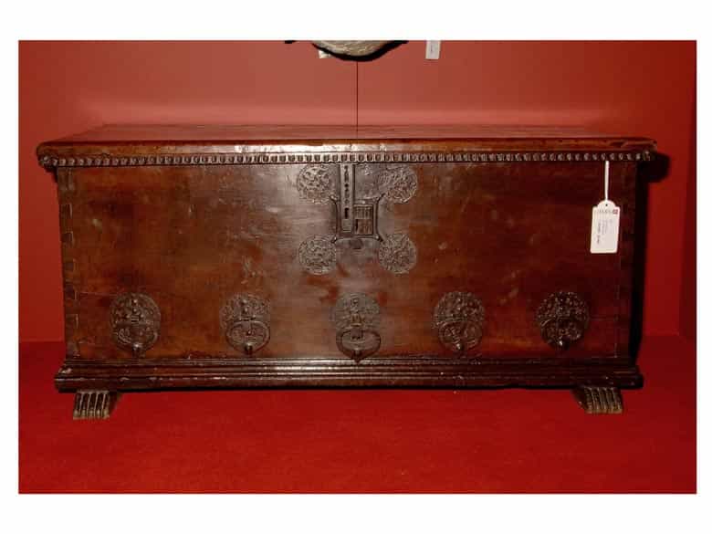 Detailabbildung: Seltene, spätgotische Nussbaumtruhe