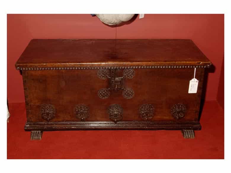 Detailabbildung: Seltene, spätgotische Nussbaumtruhe