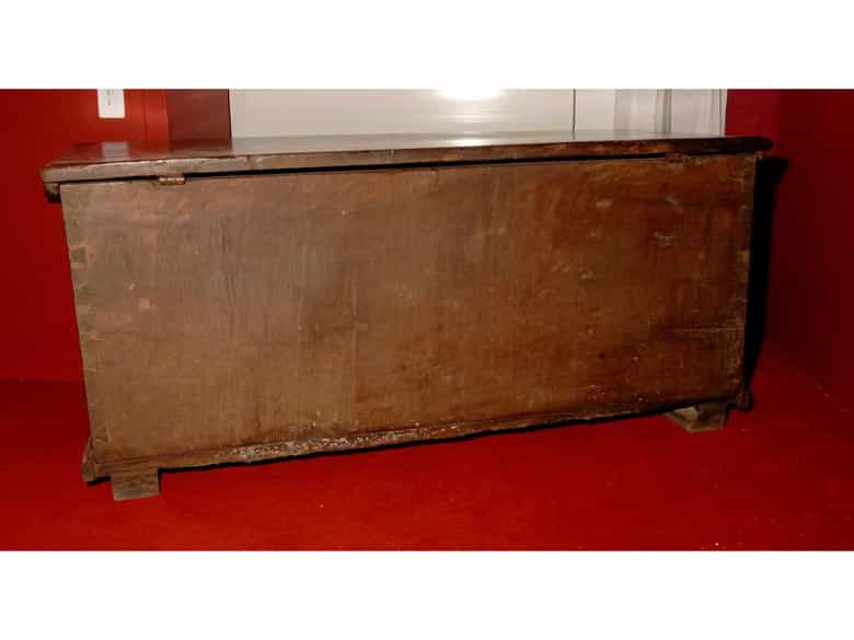 Detailabbildung: Seltene, spätgotische Nussbaumtruhe