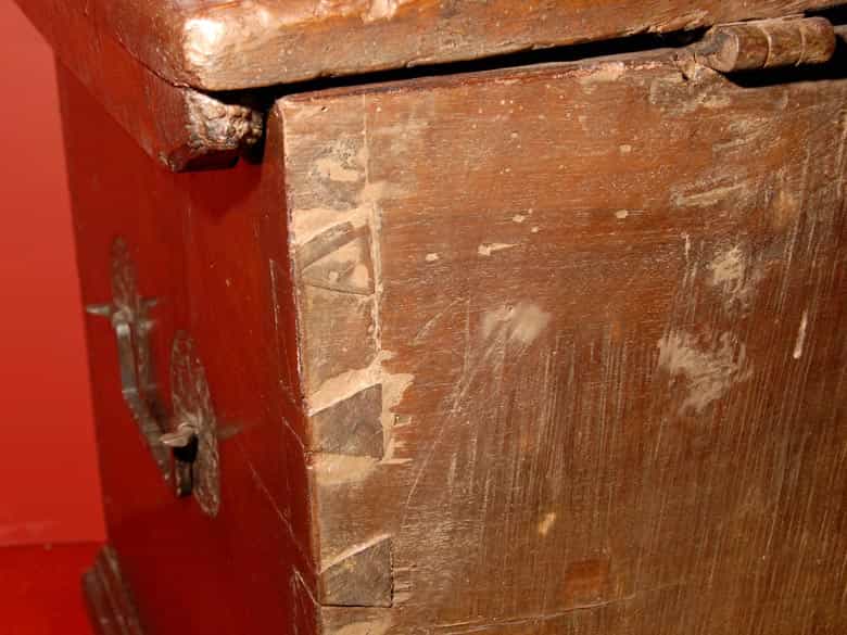 Detailabbildung: Seltene, spätgotische Nussbaumtruhe