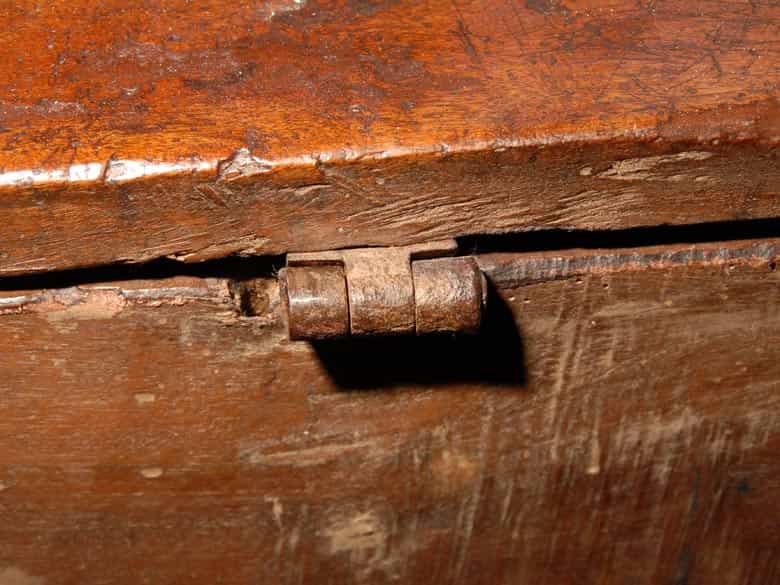 Detailabbildung: Seltene, spätgotische Nussbaumtruhe