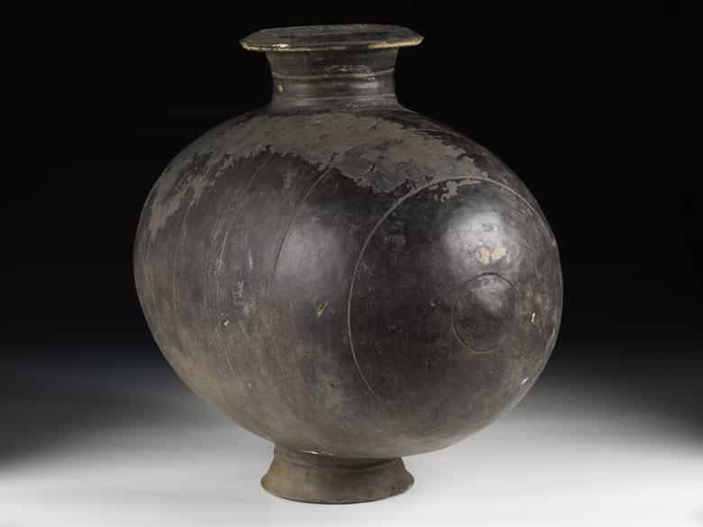 Detailabbildung: Große, imposante Terracotta-Vase in Kokonform