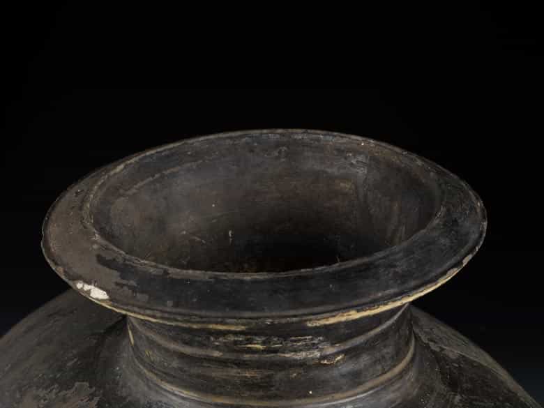 Detailabbildung: Große, imposante Terracotta-Vase in Kokonform