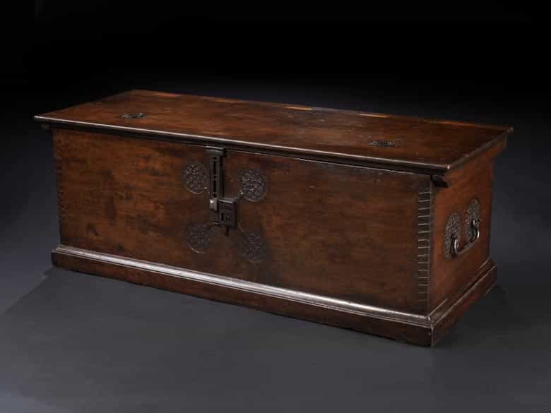 Detailabbildung: Seltene, museale gotische Truhe