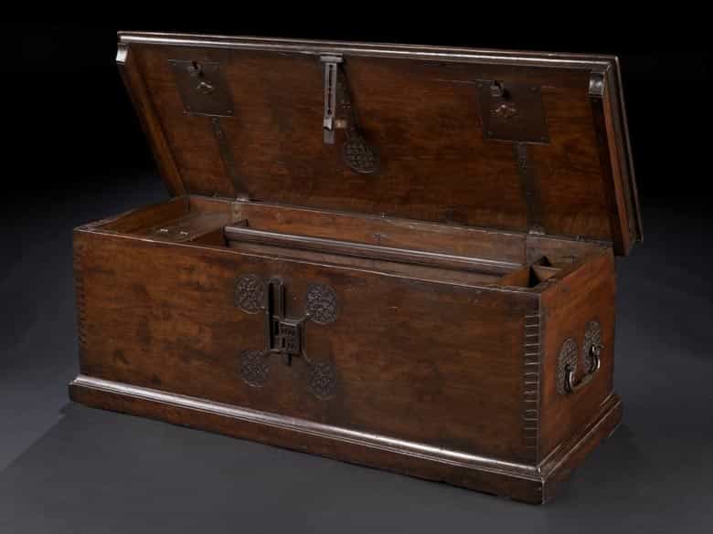 Detailabbildung: Seltene, museale gotische Truhe