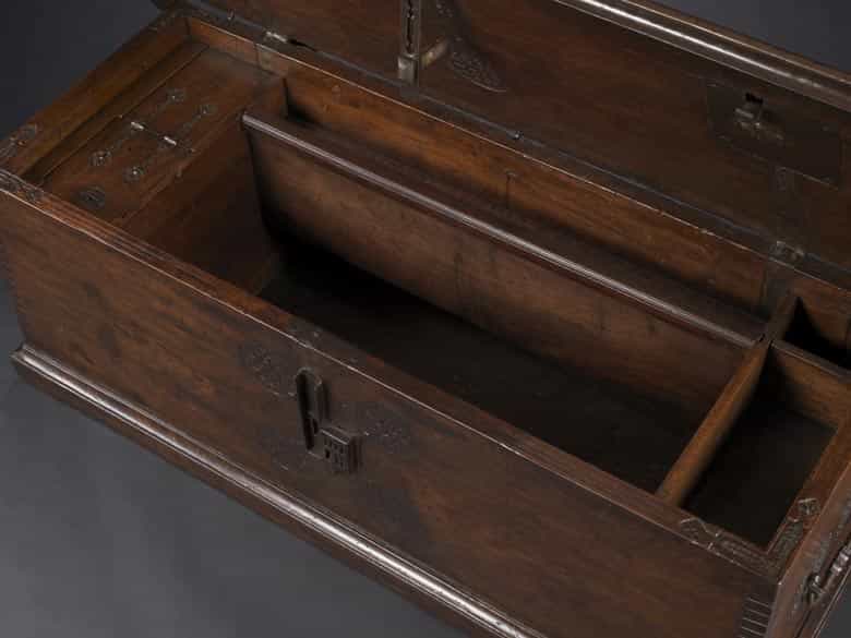 Detailabbildung: Seltene, museale gotische Truhe