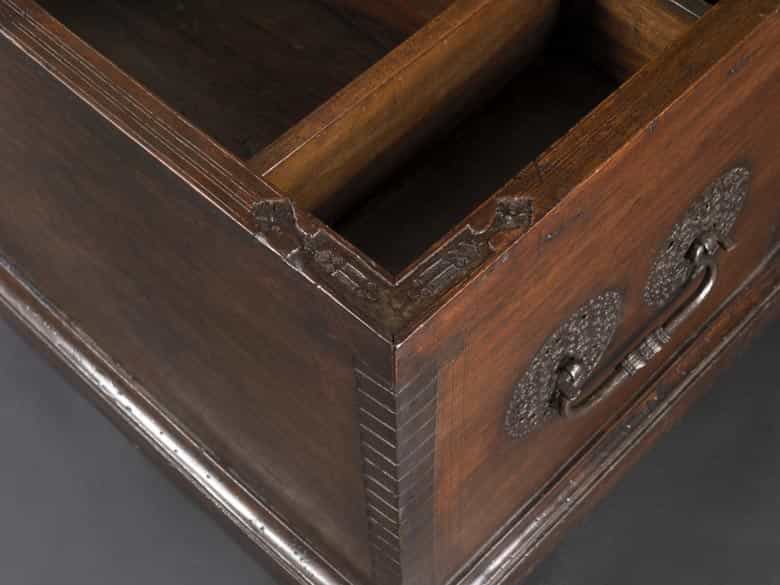 Detailabbildung: Seltene, museale gotische Truhe