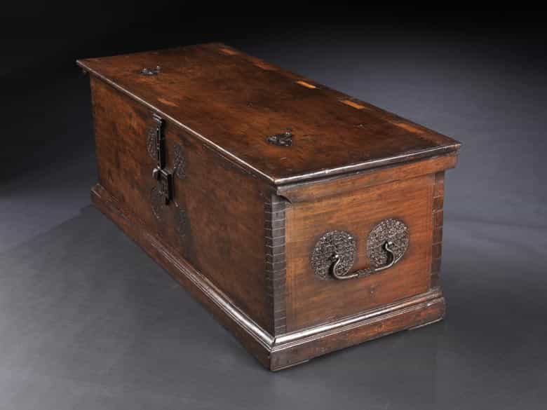Detailabbildung: Seltene, museale gotische Truhe