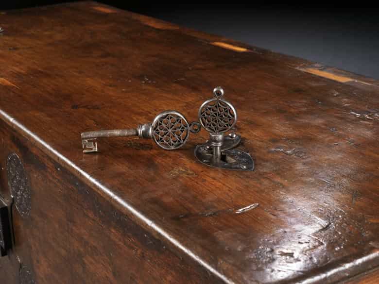 Detailabbildung: Seltene, museale gotische Truhe