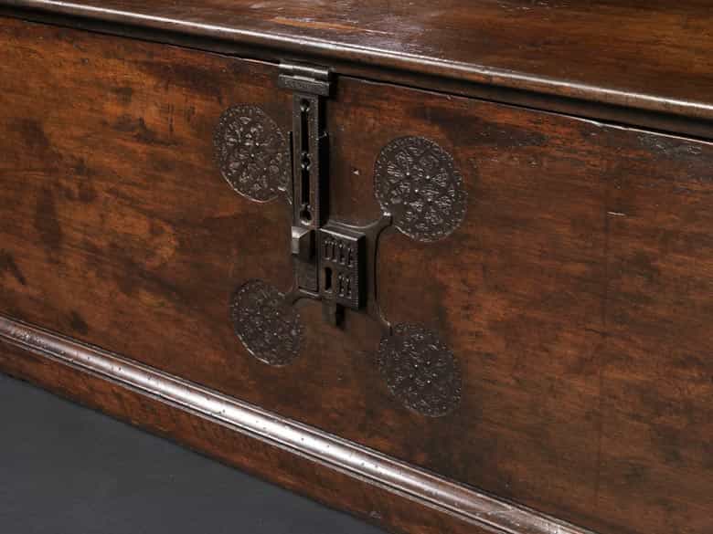 Detailabbildung: Seltene, museale gotische Truhe