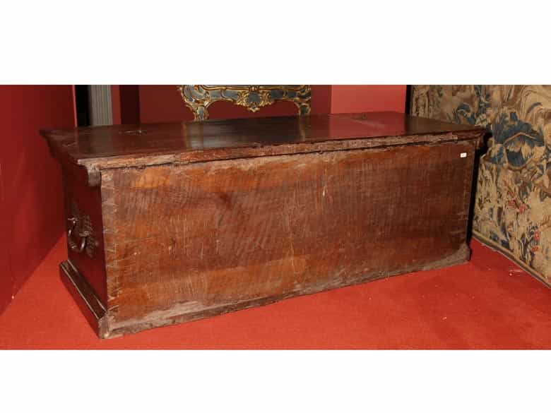 Detailabbildung: Seltene, museale gotische Truhe
