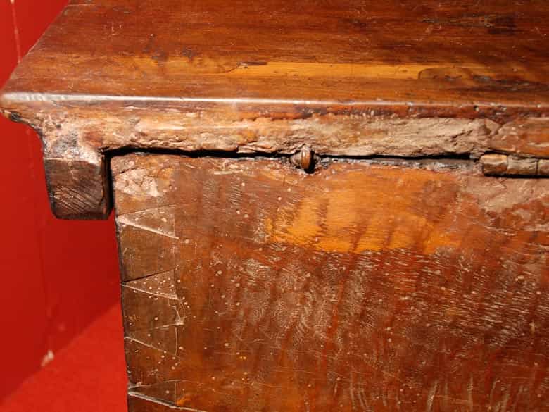 Detailabbildung: Seltene, museale gotische Truhe