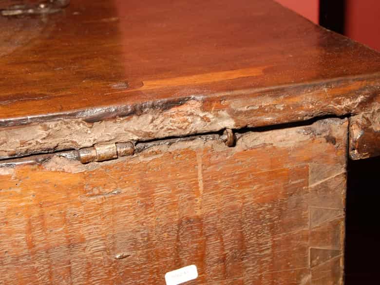 Detailabbildung: Seltene, museale gotische Truhe
