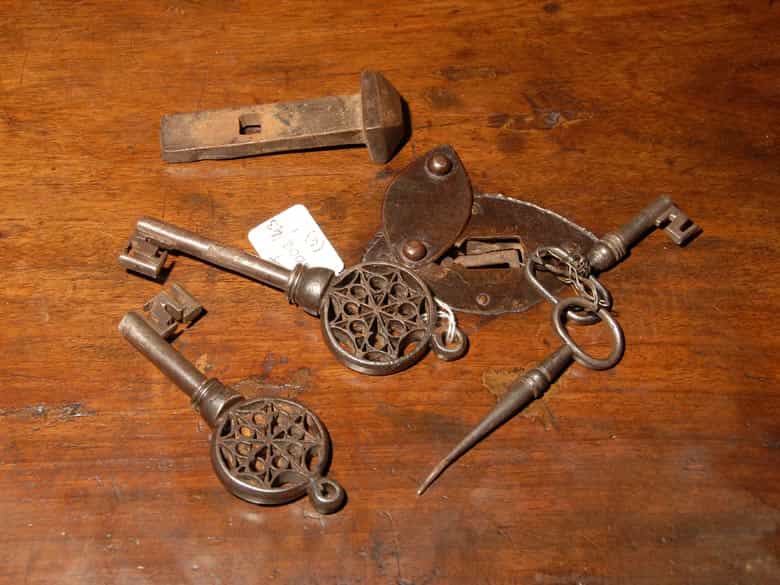 Detailabbildung: Seltene, museale gotische Truhe
