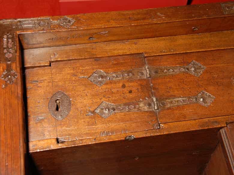 Detailabbildung: Seltene, museale gotische Truhe