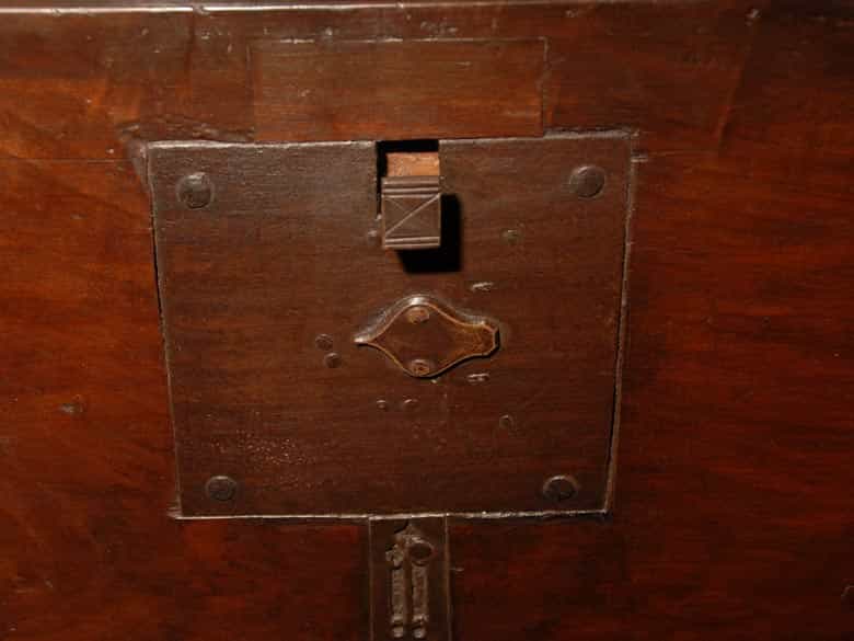 Detailabbildung: Seltene, museale gotische Truhe