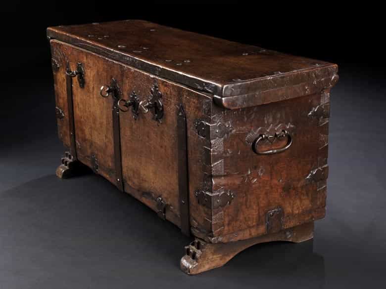 Detailabbildung: Seltene Nussbaumtruhe