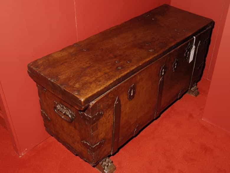 Detailabbildung: Seltene Nussbaumtruhe