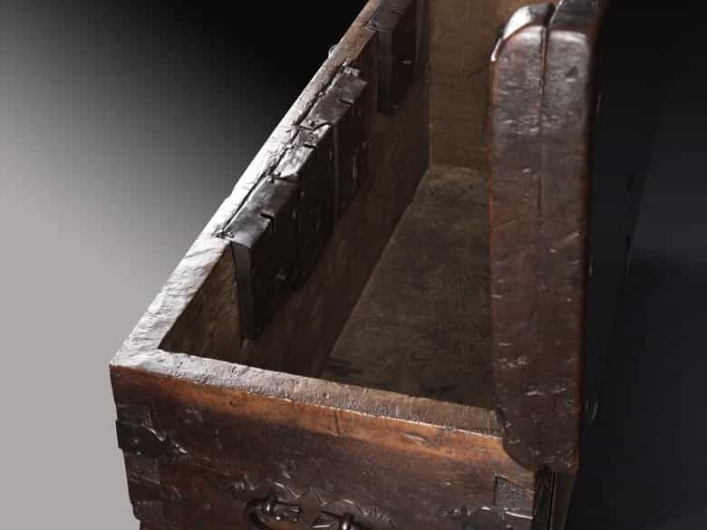 Detailabbildung: Seltene Nussbaumtruhe