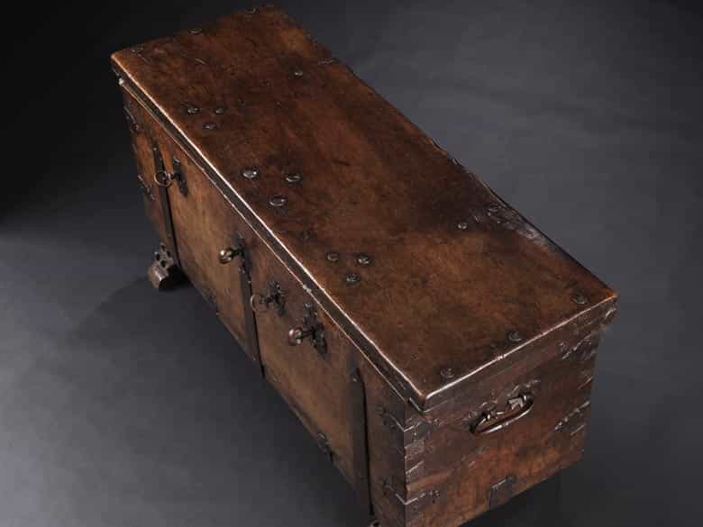 Detailabbildung: Seltene Nussbaumtruhe