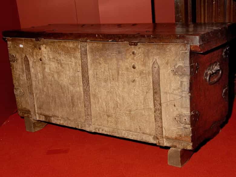 Detailabbildung: Seltene Nussbaumtruhe