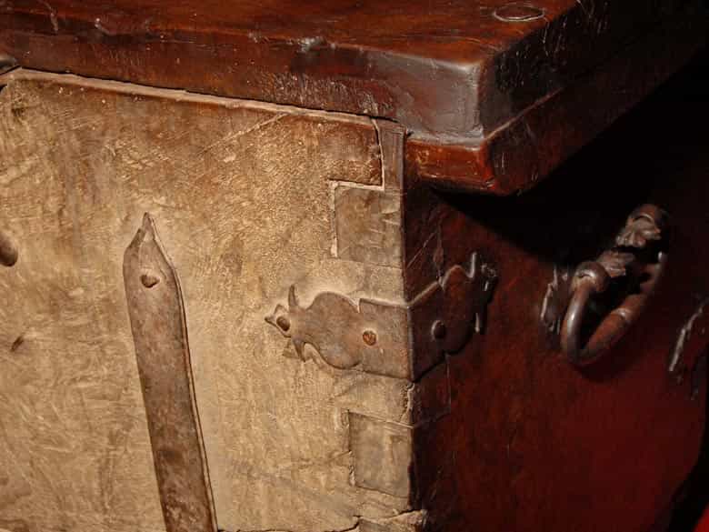 Detailabbildung: Seltene Nussbaumtruhe