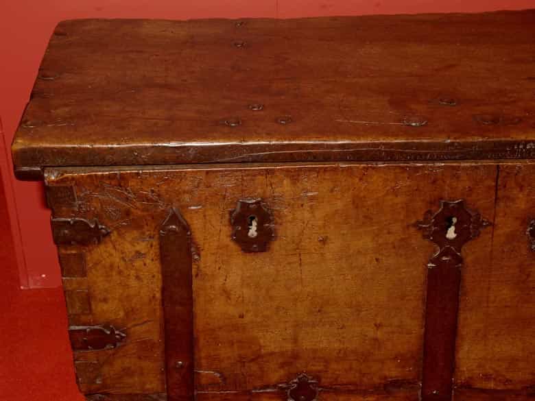 Detailabbildung: Seltene Nussbaumtruhe