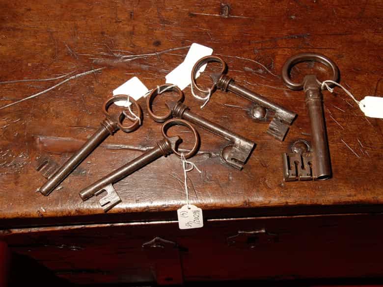 Detailabbildung: Seltene Nussbaumtruhe