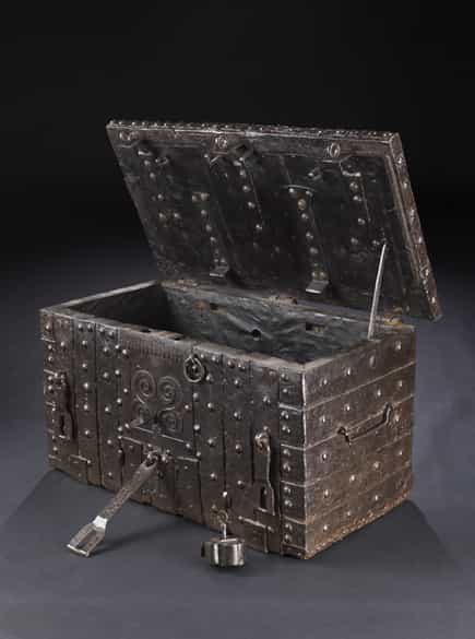 Detailabbildung: Große Eisentruhe