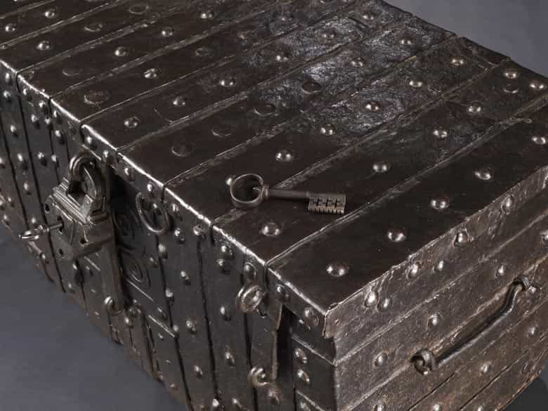 Detailabbildung: Große Eisentruhe