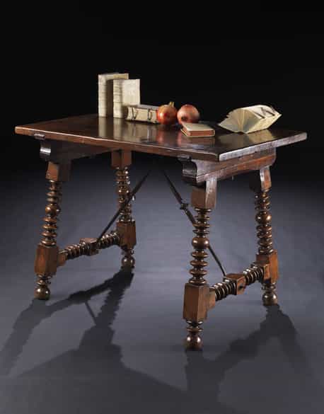 Detailabbildung: Kleiner Bibliothekstisch