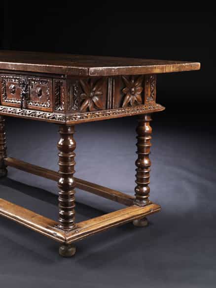 Detailabbildung: Musealer Bibliotheks- oder Refektoriumstisch