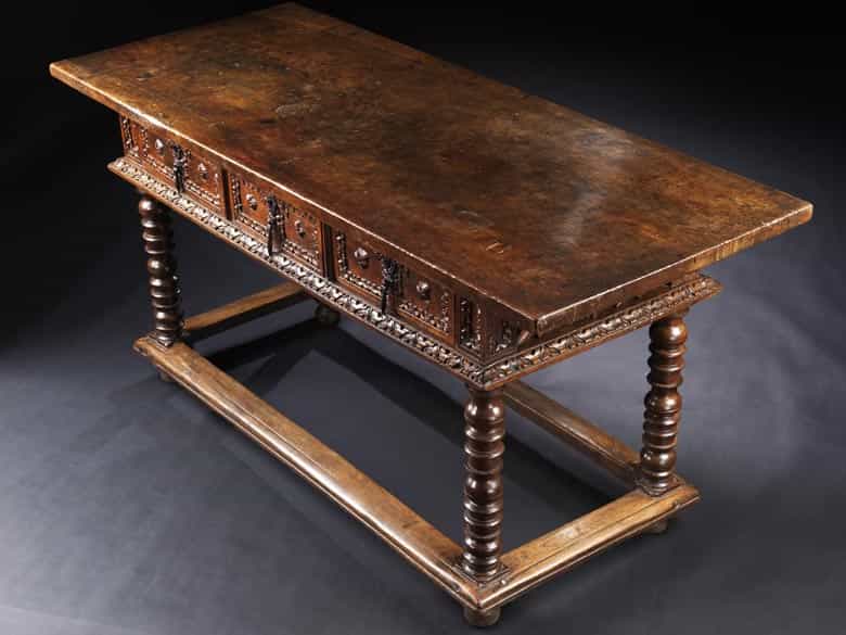 Detailabbildung: Musealer Bibliotheks- oder Refektoriumstisch