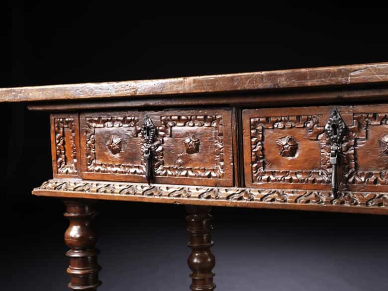 Detailabbildung: Musealer Bibliotheks- oder Refektoriumstisch