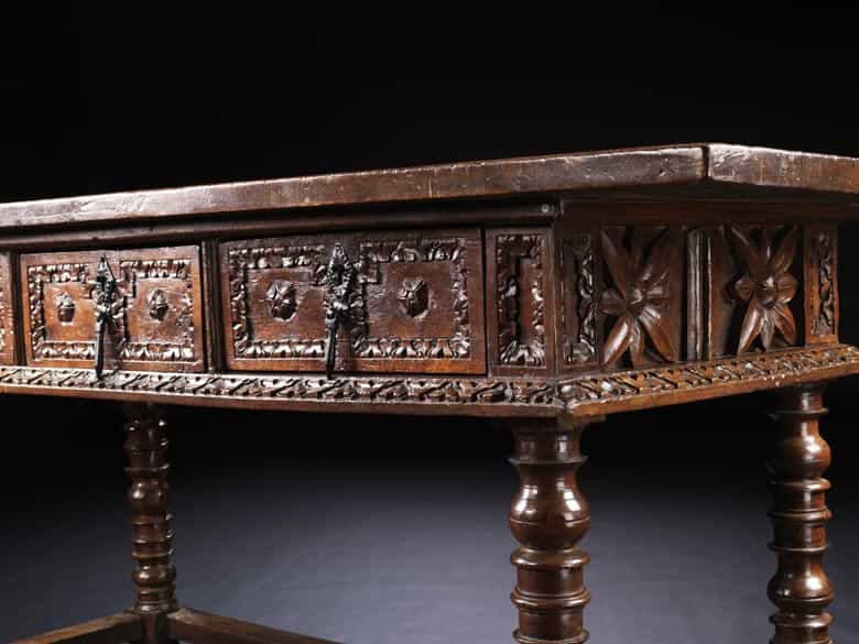 Detailabbildung: Musealer Bibliotheks- oder Refektoriumstisch