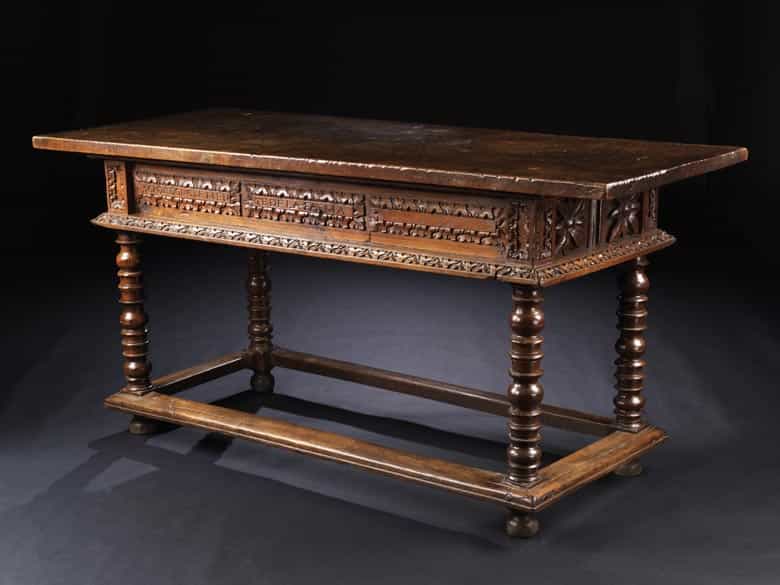 Detailabbildung: Musealer Bibliotheks- oder Refektoriumstisch