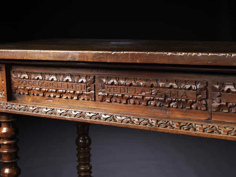 Detailabbildung: Musealer Bibliotheks- oder Refektoriumstisch