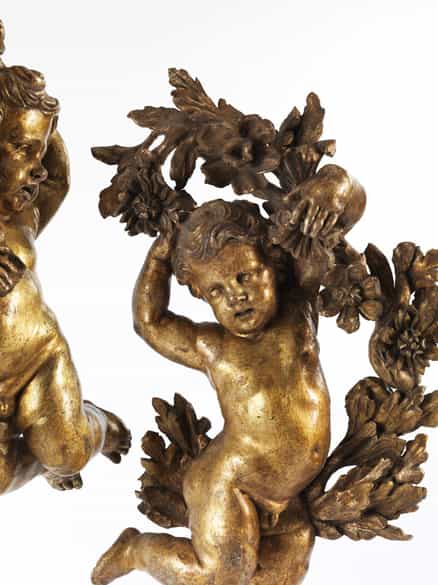 Detailabbildung: Paar geschnitzte und ganzvergoldete Putten