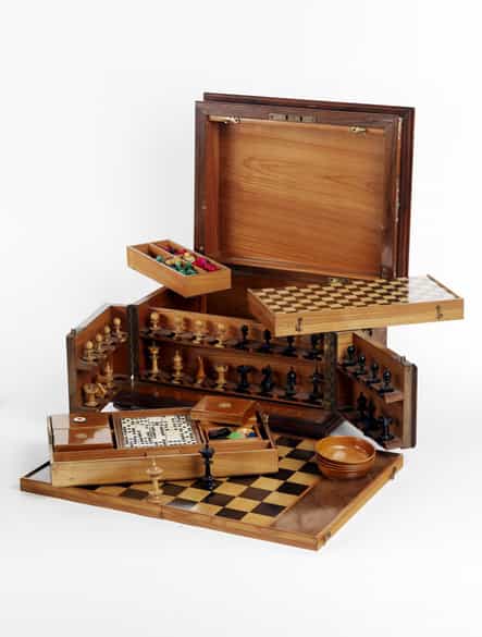Detailabbildung: Seltener Spielkasten mit Schachspiel, Domino, etc.