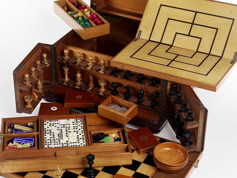 Detailabbildung: Seltener Spielkasten mit Schachspiel, Domino, etc.