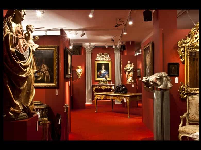 Detailabbildung: Bedeutende Schnitzfigur einer gotischen Madonna mit Kind